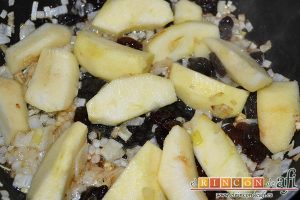 Pato crujiente con chutney de manzanas y pasas, remover de vez en cuando