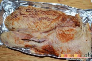 Pato crujiente con chutney de manzanas y pasas, preparamos el pato para meterlo en el horno