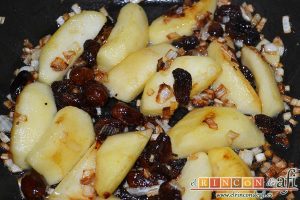 Pato crujiente con chutney de manzanas y pasas, vigilar cuándo la manzana toma color