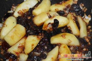 Pato crujiente con chutney de manzanas y pasas, añadir el vinagre de Módena y el agua