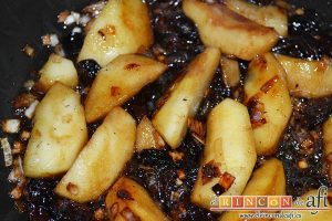 Pato crujiente con chutney de manzanas y pasas, dejar caramelizar