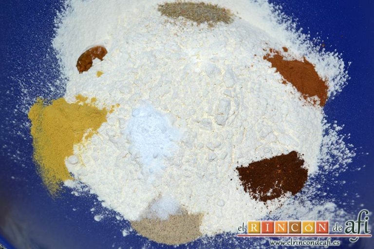 Pebernodder, poner en un bol la harina tamizada con todas las especias, una pizca de bicarbonato y una pizca de sal