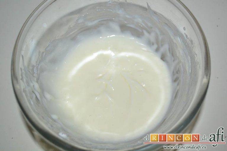 Caracolas de canela, añadir la leche poco a poco y mezclar bien para obtener el frosting