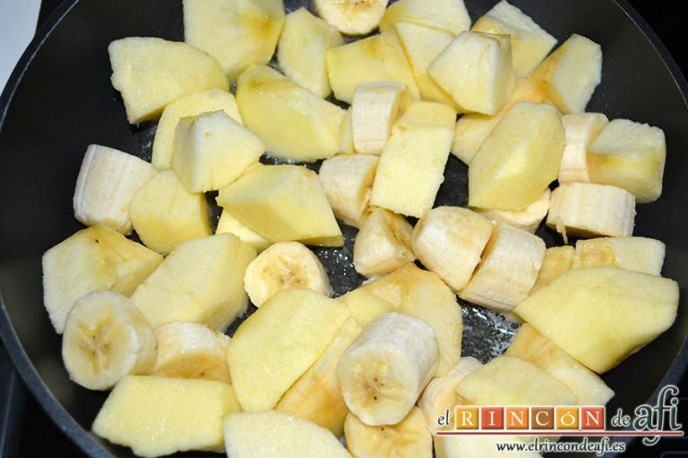 Manzanas y plátanos caramelizados con mostaza antigua y bacon, introducirlos en la sartén