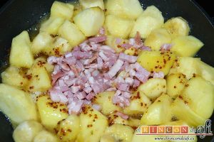 Manzanas y plátanos caramelizados con mostaza antigua y bacon, añadir el bacon troceado