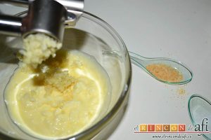 Pan de ajo gratinado, mezclar la mantequilla con el ajo triturado
