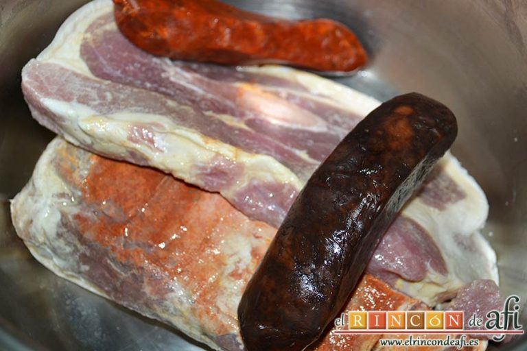 Pote asturiano, poner en una olla exprés las carnes junto con el chorizo y la morcilla
