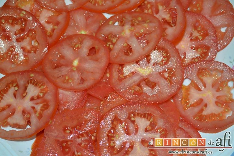 Tian provenzal de calabacín, berenjena, tomates y cebolla, cortamos los tomates en rodajas