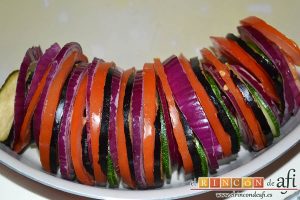 Tian provenzal de calabacín, berenjena, tomates y cebolla, colocar las rodajas de verdura intercalándolas
