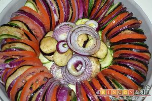 Tian provenzal de calabacín, berenjena, tomates y cebolla, completar el centro con las verduras restantes, salpimentar y regar con el vino blanco