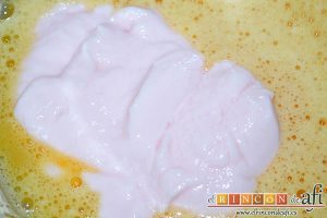 Bocados de yogur y fresa, seguimos batiendo y añadimos el yogur