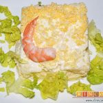 Ensaladilla con langostinos, cangrejo ruso, papas y huevos