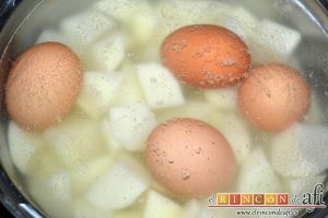 Ensaladilla con langostinos, cangrejo ruso, papas y huevos, aprovechar para sancochar también los huevos