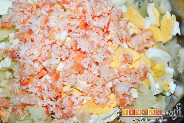 Ensaladilla con langostinos, cangrejo ruso, papas y huevos, retirar las partes duras del cangrejo desmenuzado si las hubiera y añadimos la carne