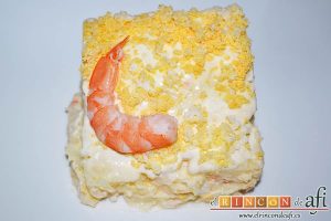 Ensaladilla con langostinos, cangrejo ruso, papas y huevos, servir en porciones