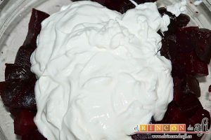 Ensaladilla de remolacha o patzarosalata, volcar el yogur griego sobre la remolacha