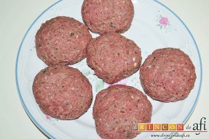 Frikadellen, hamburguesas alemanas especiadas, dejar reposar en la nevera y dividir la carne en seis bolas