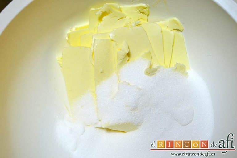 Galletas Linzer, poner en un bol la mantequilla en pomada y el azúcar