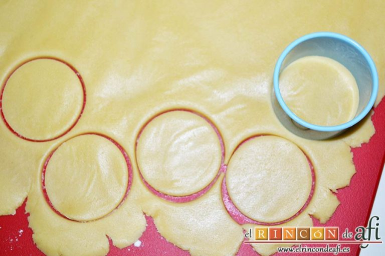 Galletas Linzer, cortar con cortapastas en forma de círculo las bases de las galletas