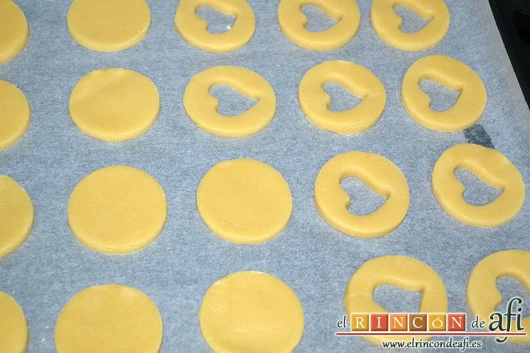 Galletas Linzer, colocar las galletas en una bandeja de horno con papel de hornear formando parejas