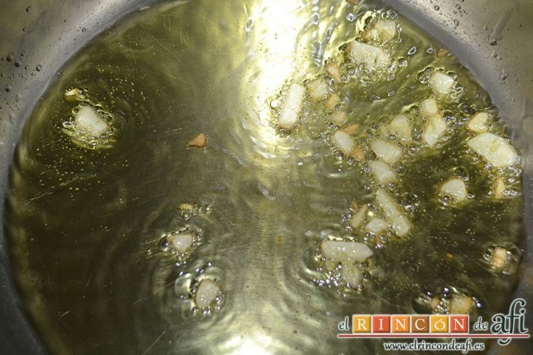 Pasta al ragú napolitano, poner a dorar los ajos picados con aceite de oliva en una olla exprés