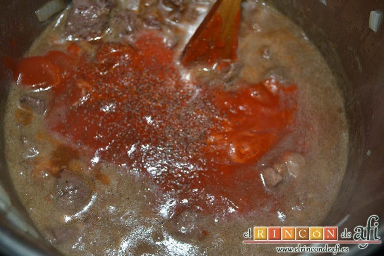 Pasta al ragú napolitano, añadir el tomate troceado, las pimientas molidas y un poco de sal
