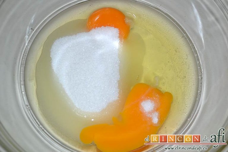 Pastel de pera y manzana, en un bol mezclar el azúcar con los huevos y la sal
