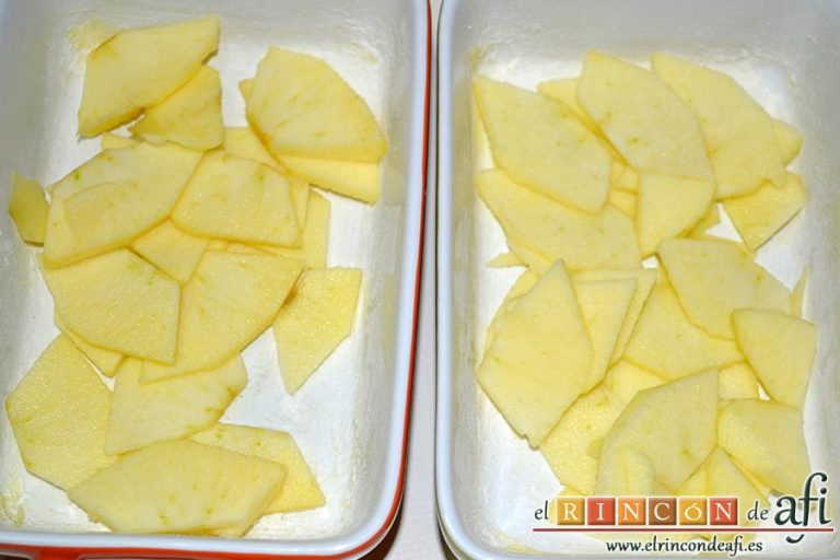Pastel de pera y manzana, encamisar los moldes con mantequilla y harina y poner la manzana pelada y troceada al fondo