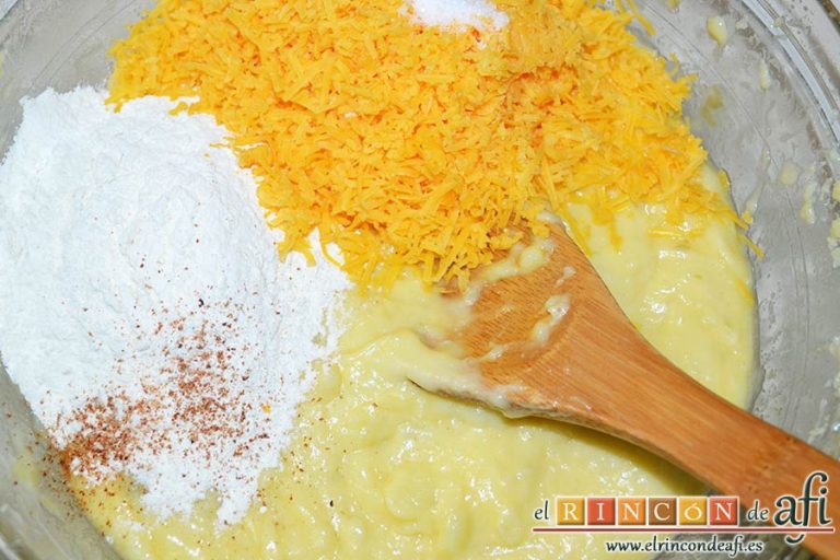 Pastelillo de Elvira, tras añadir los huevos uno a uno, añadir el queso rallado, la harina, la nuez moscada y la pizca de sal