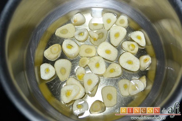 Pechugas de codorniz a la provenzal con setas, laminar los ajos y ponerlos en un caldero pequeño con aceite de oliva