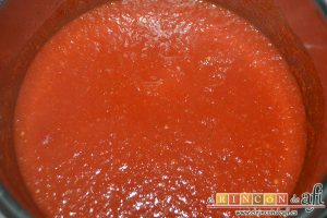 Pisto con bacalao y ajos tiernos, poner la salsa de tomate al punto de sal