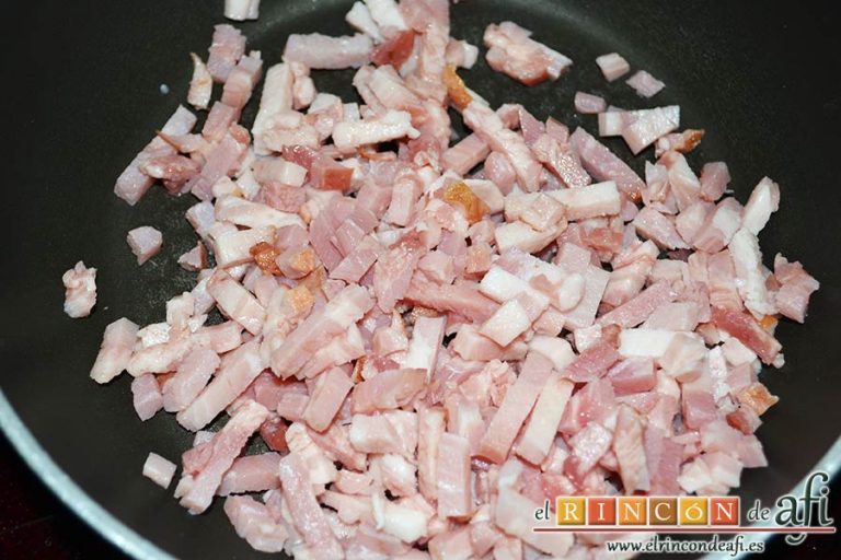 Risotto carbonara, dorar el bacon en una sartén sin nada de aceite
