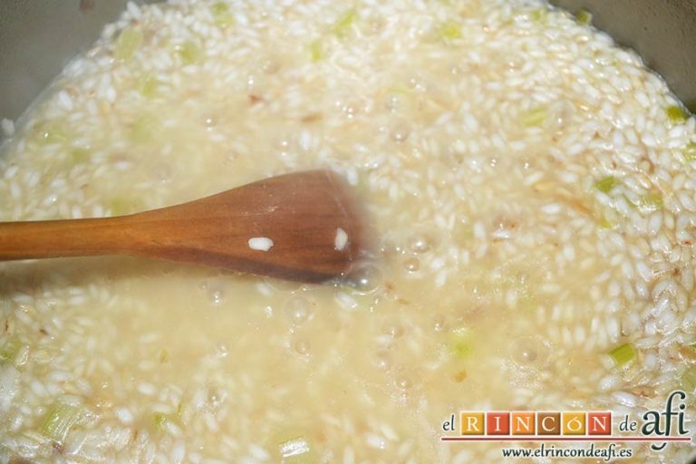 Risotto carbonara, calentar el caldo de pollo y añadírselo al arroz cucharón a cucharón