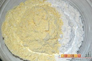 Tortillitas de gambones, poner las harinas en un bol amplio