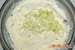 Tortillitas de gambones, remover las harinas y añadir la cebolleta picadita