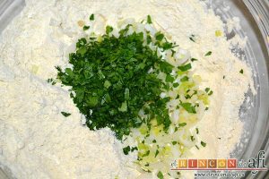 Tortillitas de gambones, añadir el perejil picado