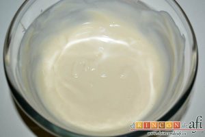 Tostadas francesas en taza, remover bien e ir añadiendo la leche poco a poco hasta que coja una consistencia de crema ligera