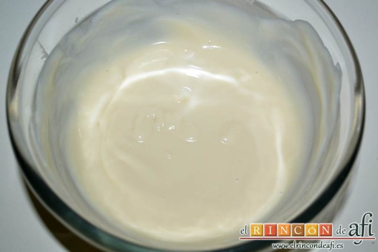 Tostadas francesas en taza, remover bien e ir añadiendo la leche poco a poco hasta que coja una consistencia de crema ligera