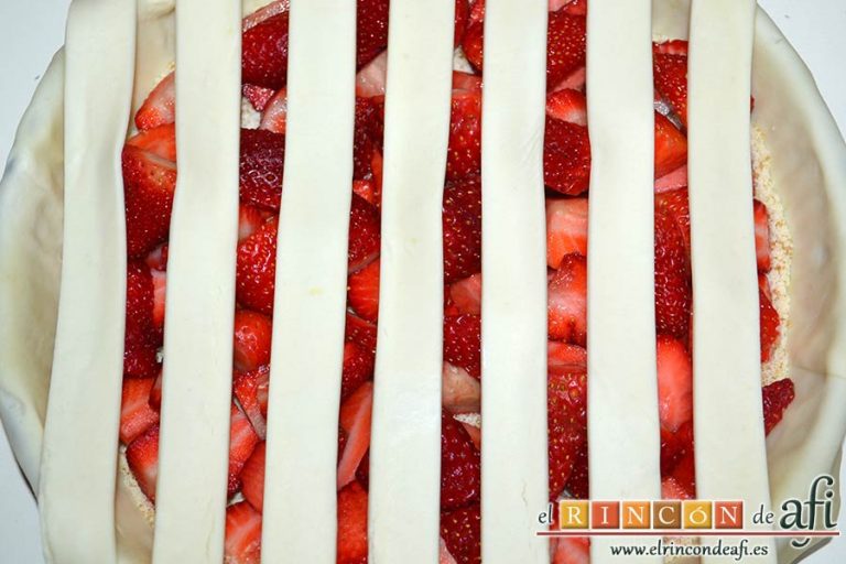 Tarta de fresas y almendras, colocar las tiras verticalmente dejando un dedo de separación