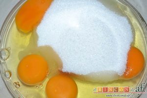 Bizcocho de manzana y crema pastelera, en otro bol poner los huevos con el azúcar y el azúcar avainillado