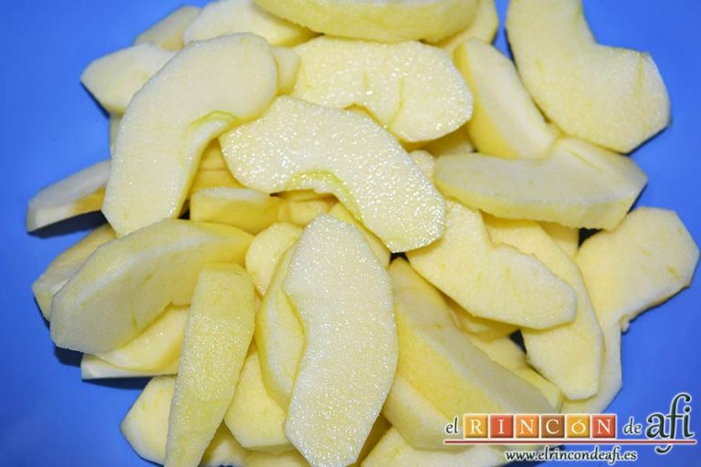 Bizcocho de manzana y crema pastelera, pelar y trocear las manzanas en gajos gorditos y rociar con el zumo de los limones