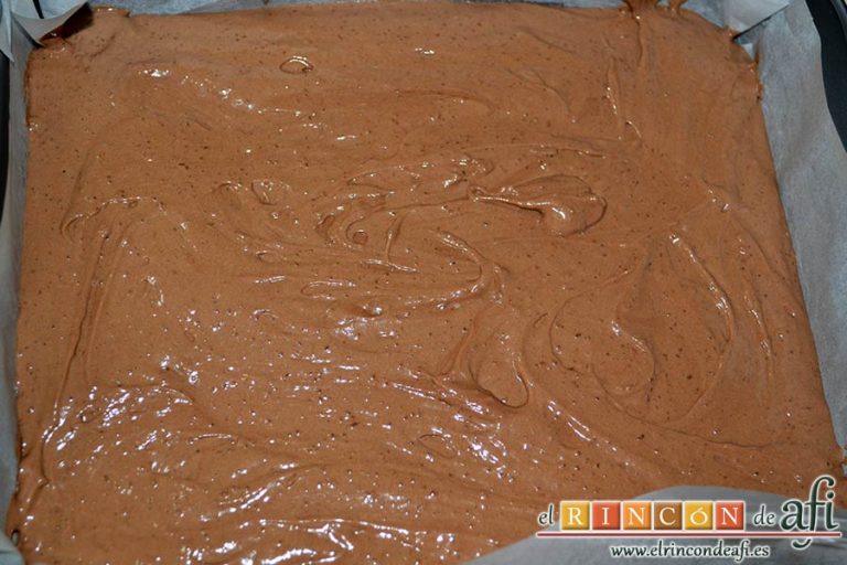 Brownie de Nutella, forrar bandeja de horno con papel de hornear y verter la mezcla
