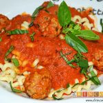 Fusilli con salsa de pimientos de piquillo y minialbóndigas