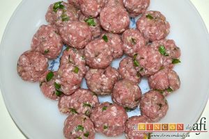 Fusilli con salsa de pimientos de piquillo y minialbóndigas, remover bien y hacer las minialbóndigas