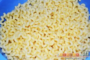 Fusilli con salsa de pimientos de piquillo y minialbóndigas, escurrir la pasta