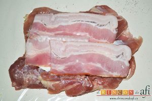 Muslos de pollo rellenos de queso y bacon, cubrir con lonchas de bacon