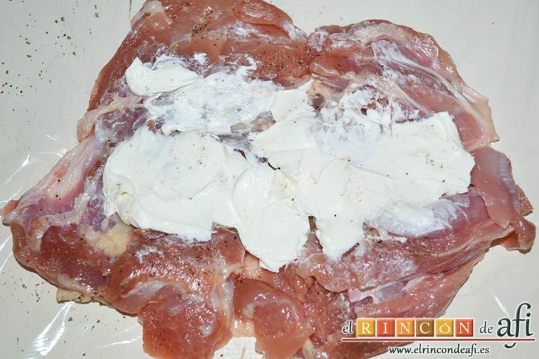 Muslos de pollo rellenos de queso y bacon, repetir el procedimiento untando de queso crema