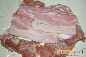 Muslos de pollo rellenos de queso y bacon, repetir el procedimiento poniendo las lonchas de bacon por encima
