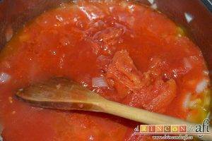 Raviolis empanados con salsa de tomate, atún y bacon, añadir las dos latas de tomate