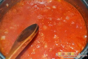 Raviolis empanados con salsa de tomate, atún y bacon, dejar que vaya cociendo y aplastar el tomate con la cuchara de madera